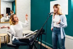 insegnante di canto ascoltare