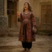 canto femminile in Afghanistan — donna che canta in un ambiente tradizionale afgano