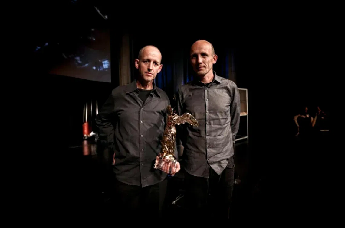 282_The Pendulum Choir - André e Michel Décosterd